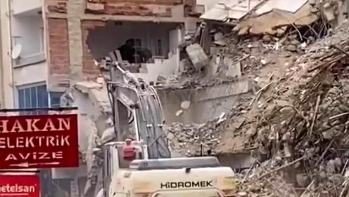 Elazığ\'da ağır hasarlı binanın yıkımı sırasında yanda bulunan hasarsız bina zarar gördü