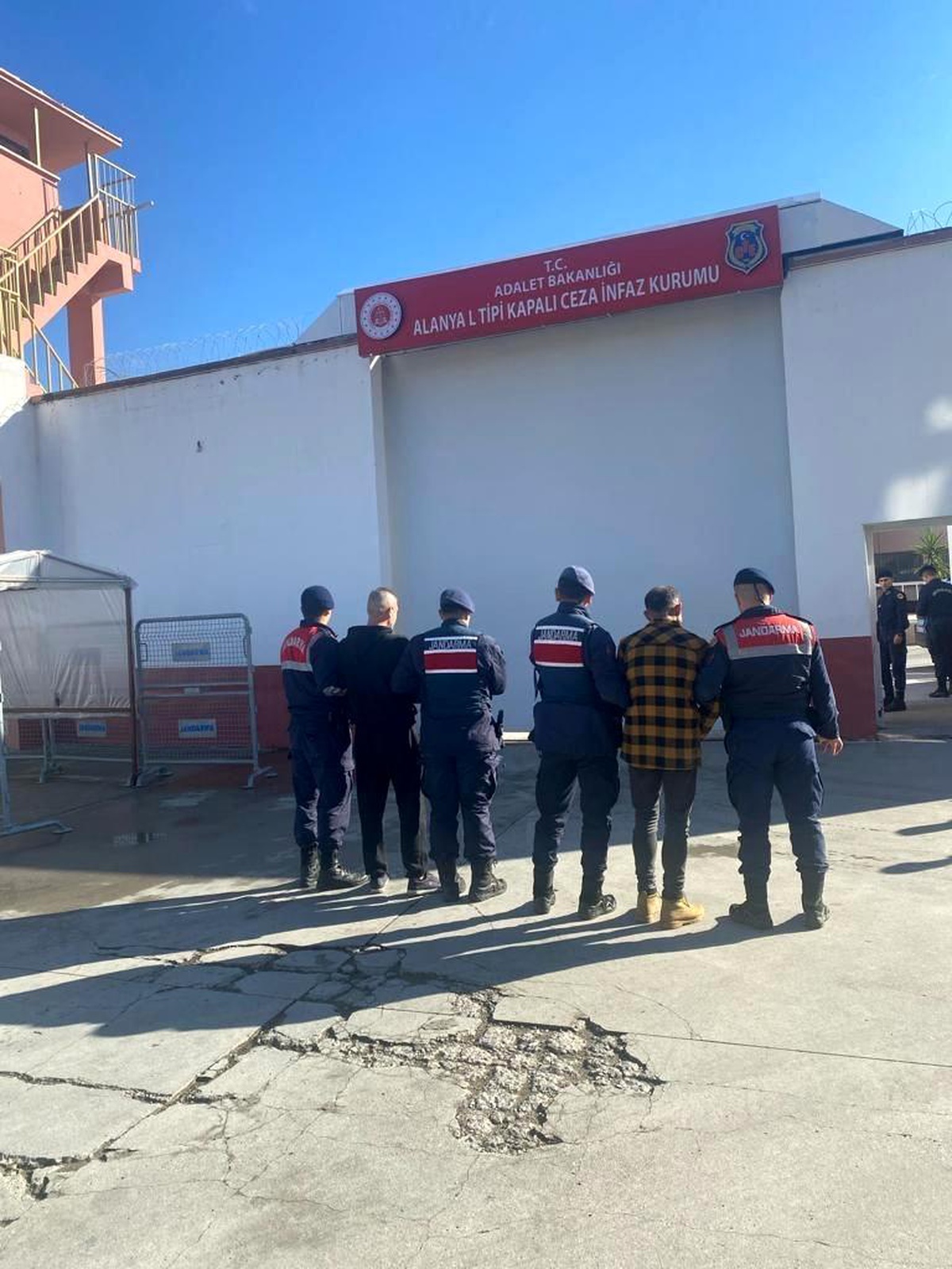 Alanya\'da yapılan operasyonda 300 gram metamfetamin ele geçirildi
