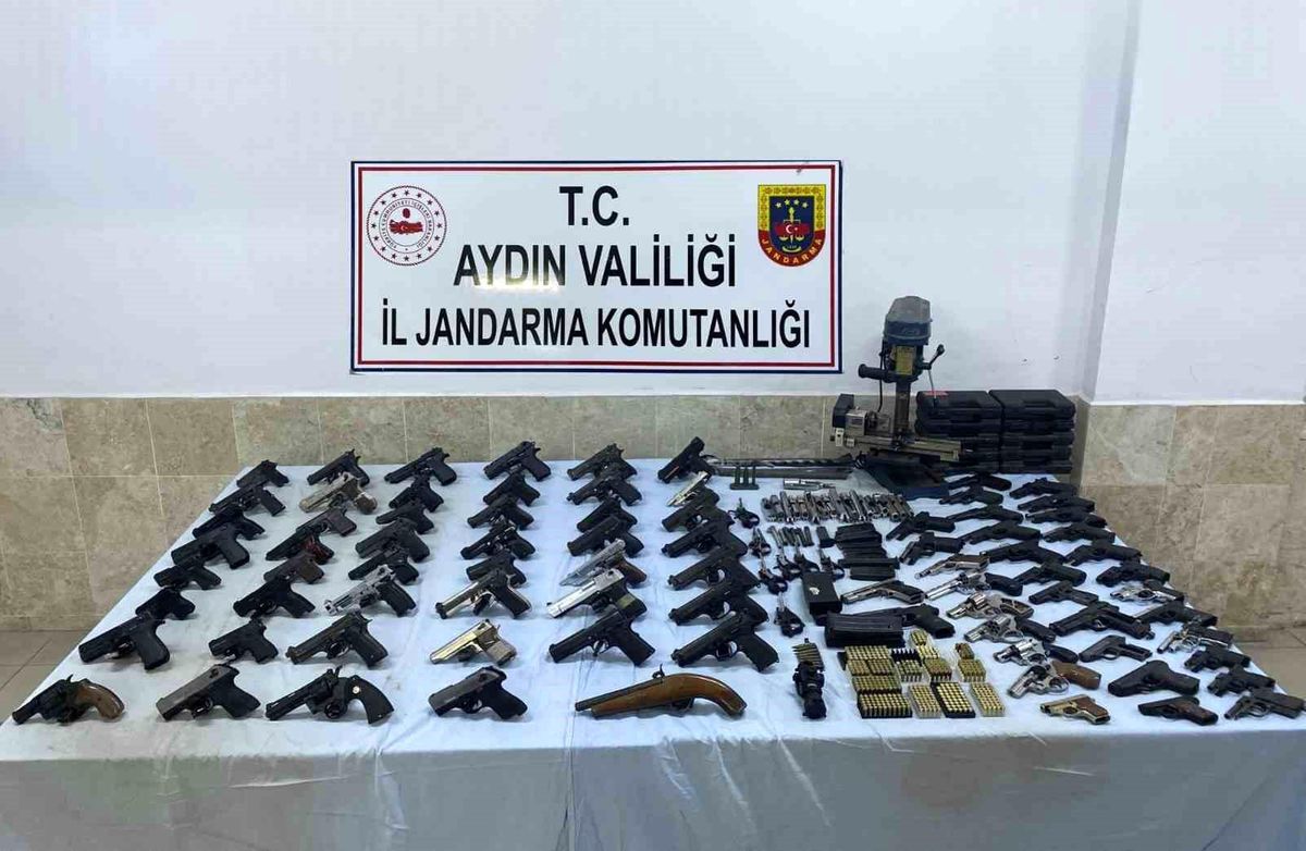 Nazilli\'de Kaçak Silah Operasyonu: 46 Tabanca ve Antika Tabanca Ele Geçirildi