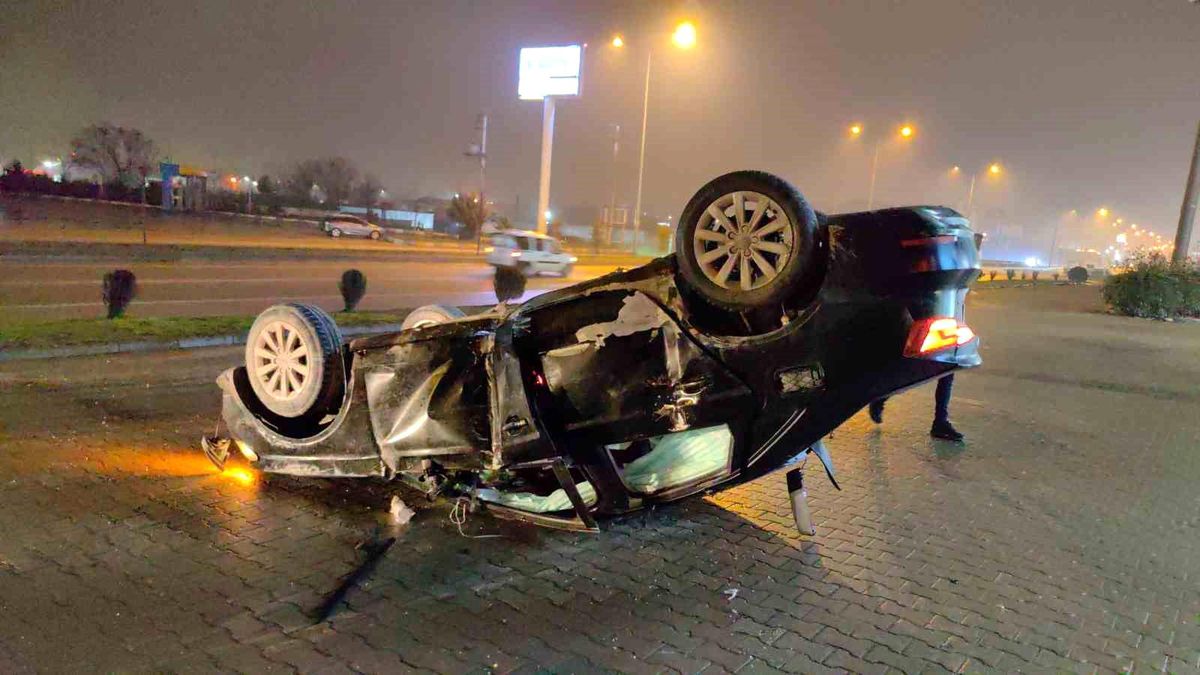 İnegöl\'de kontrolünden çıkan otomobil taklalar atarak devrildi: 3 yaralı