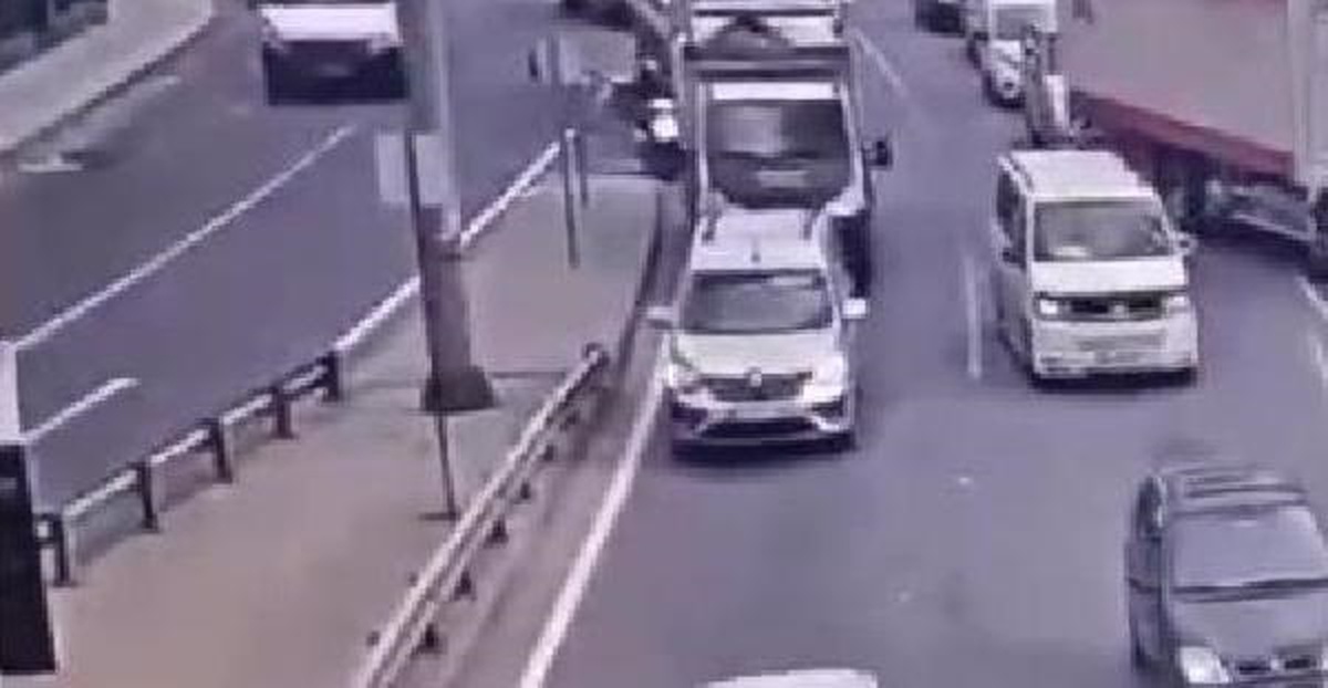 Başakşehir\'de motokurye kamyonun altında kalarak hayatını kaybetti