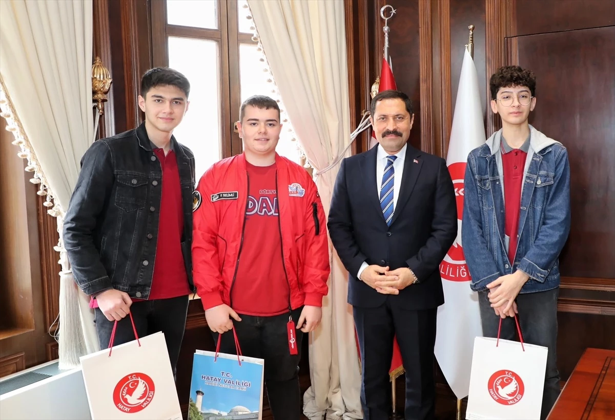 Hatay Valisi Mustafa Masatlı, Riders Robotik Ligi Dünya Kupası\'nda derece alan öğrencileri kabul etti