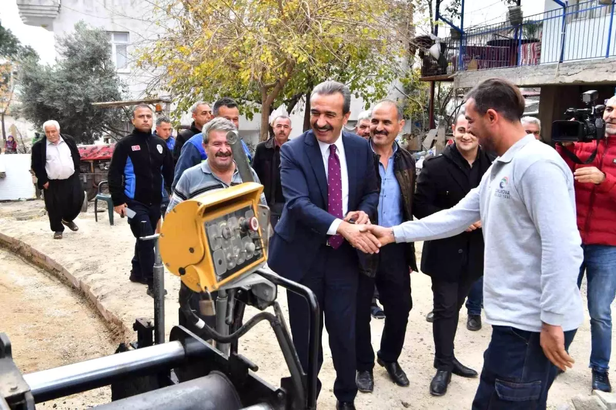 Çukurova Belediye Başkanı Soner Çetin, Dörtler Mahallesinde asfalt çalışmalarını denetledi