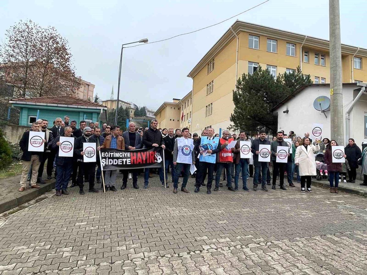 Bilecik\'te bir ortaokulda öğretmen ve kantinciye yapılan saldırıda kadın veli serbest bırakıldı