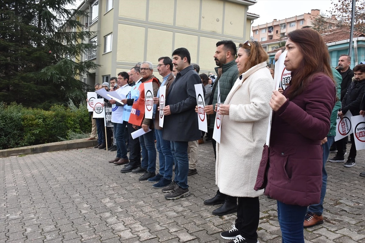 Bilecik\'te Öğretmenin Darbedilmesi Protesto Edildi