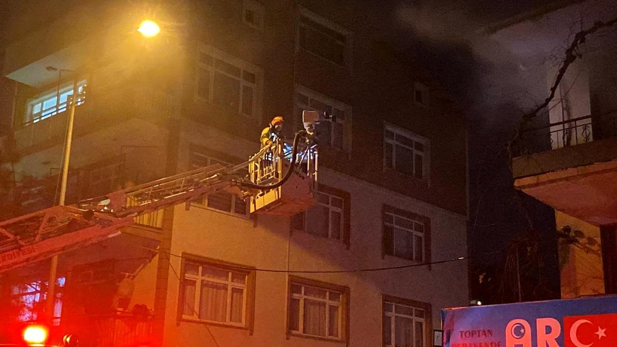 Binanın 3. katı alev alev yandı: Vatandaşlar film seyreder gibi izledi