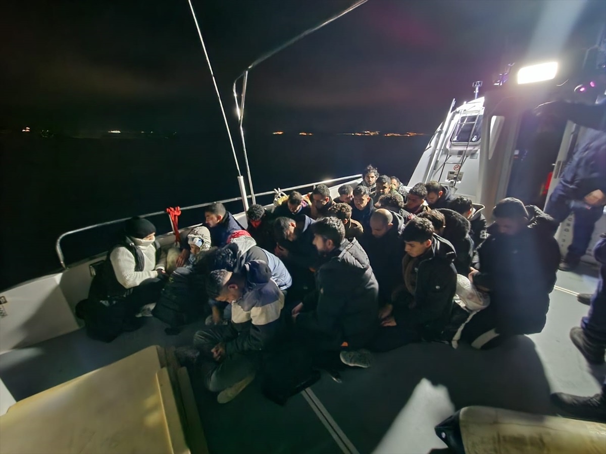 Muğla\'nın Bodrum ilçesi açıklarında 27 düzensiz göçmen kurtarıldı