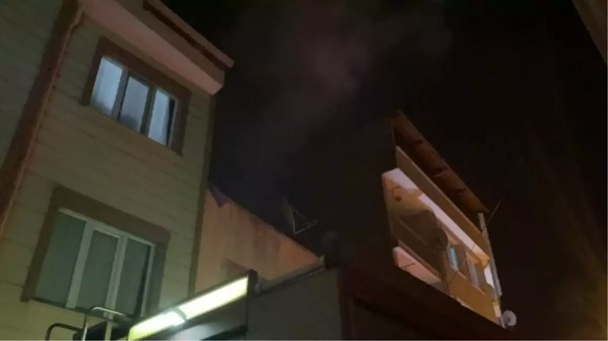 İnegöl'de 3 Katlı Apartmanın Terasında Yangın Çıktı