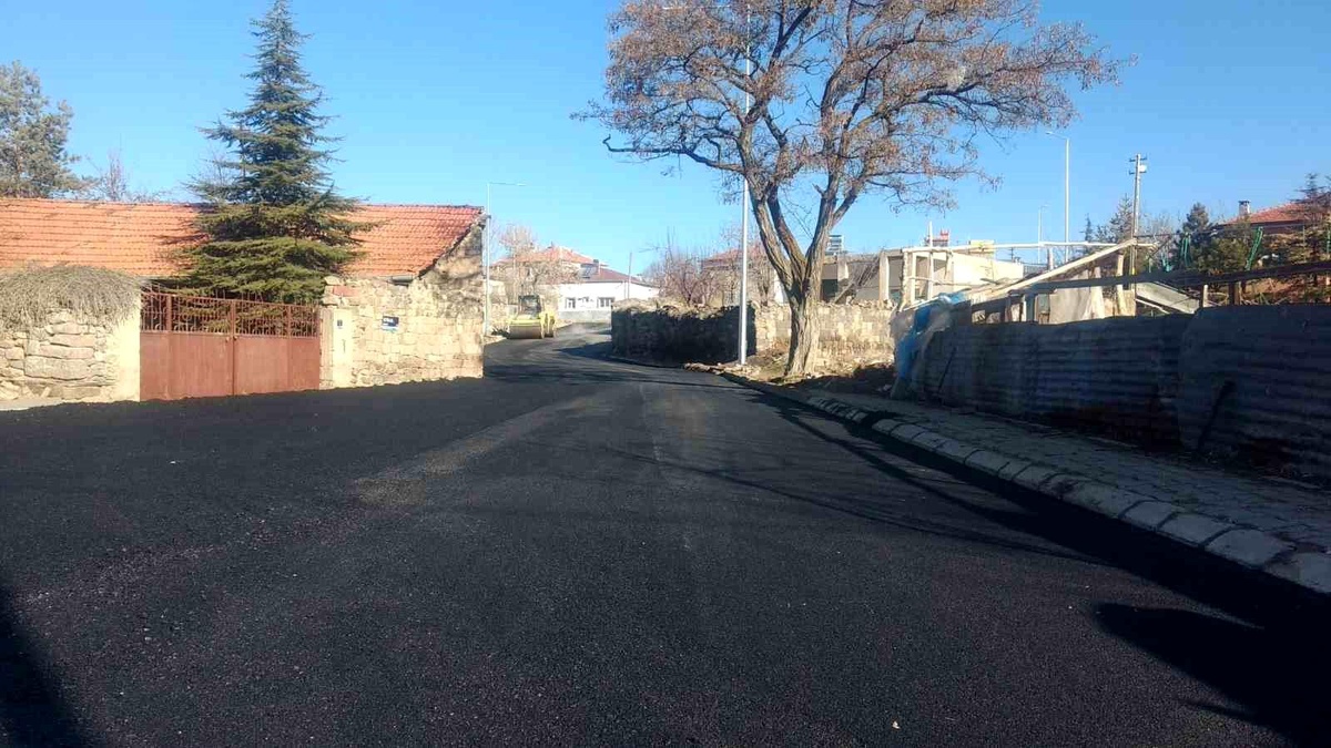 Kayseri Büyükşehir Belediyesi Tomarza ilçesinde 5,5 km yol ağında 8.500 ton sıcak asfalt çalışması yaptı