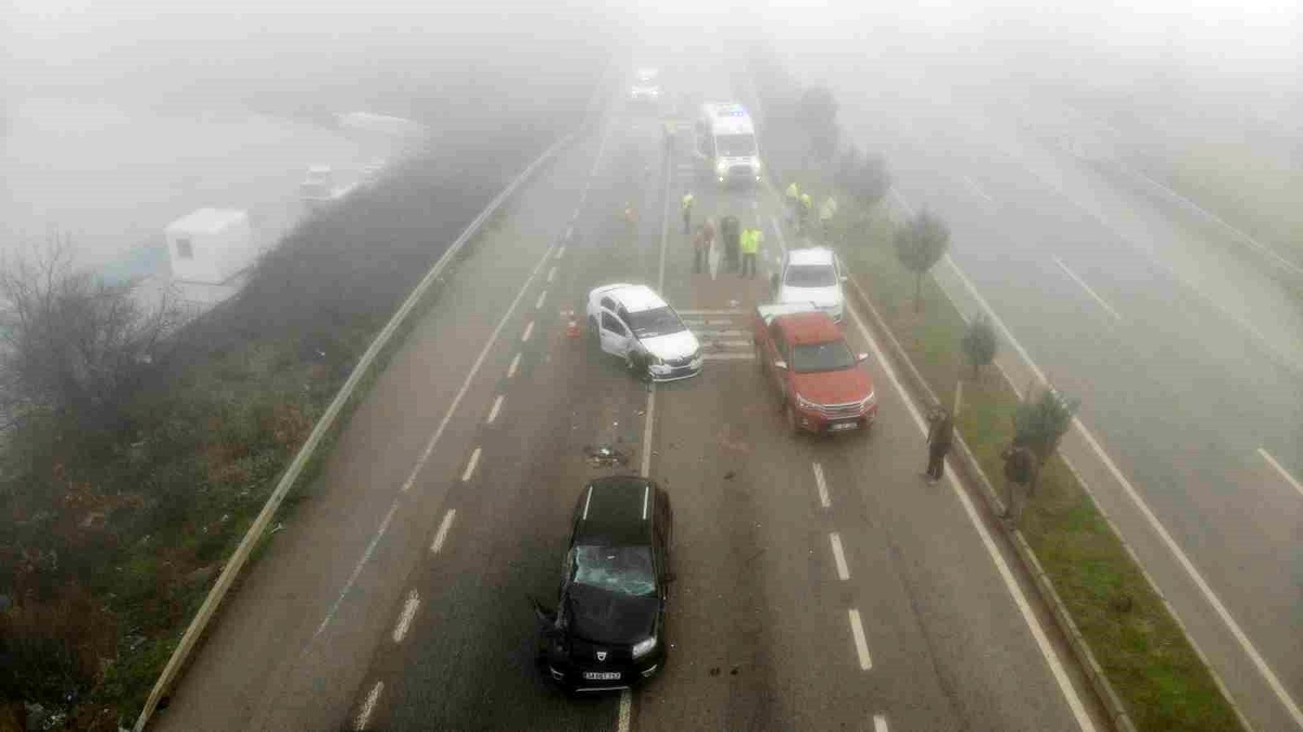 Çanakkale\'de sis nedeniyle zincirleme trafik kazası: 4 yaralı