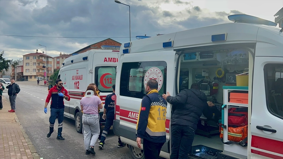 Çayırova\'da İşçi Servisi ile Kamyonet Çarpıştı: 3 Yaralı