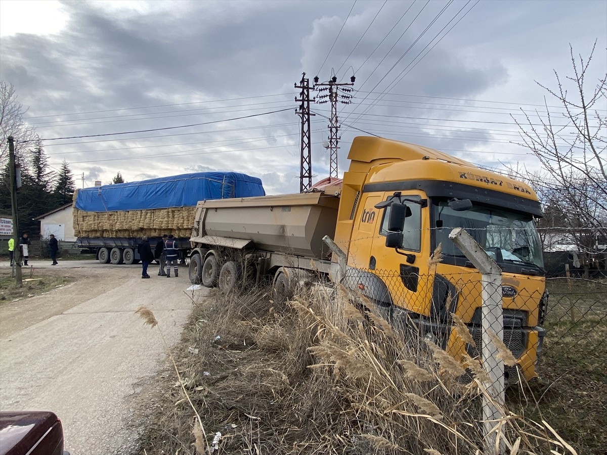 Ankara\'da iki tır çarpıştı: Bir sürücü yaralandı