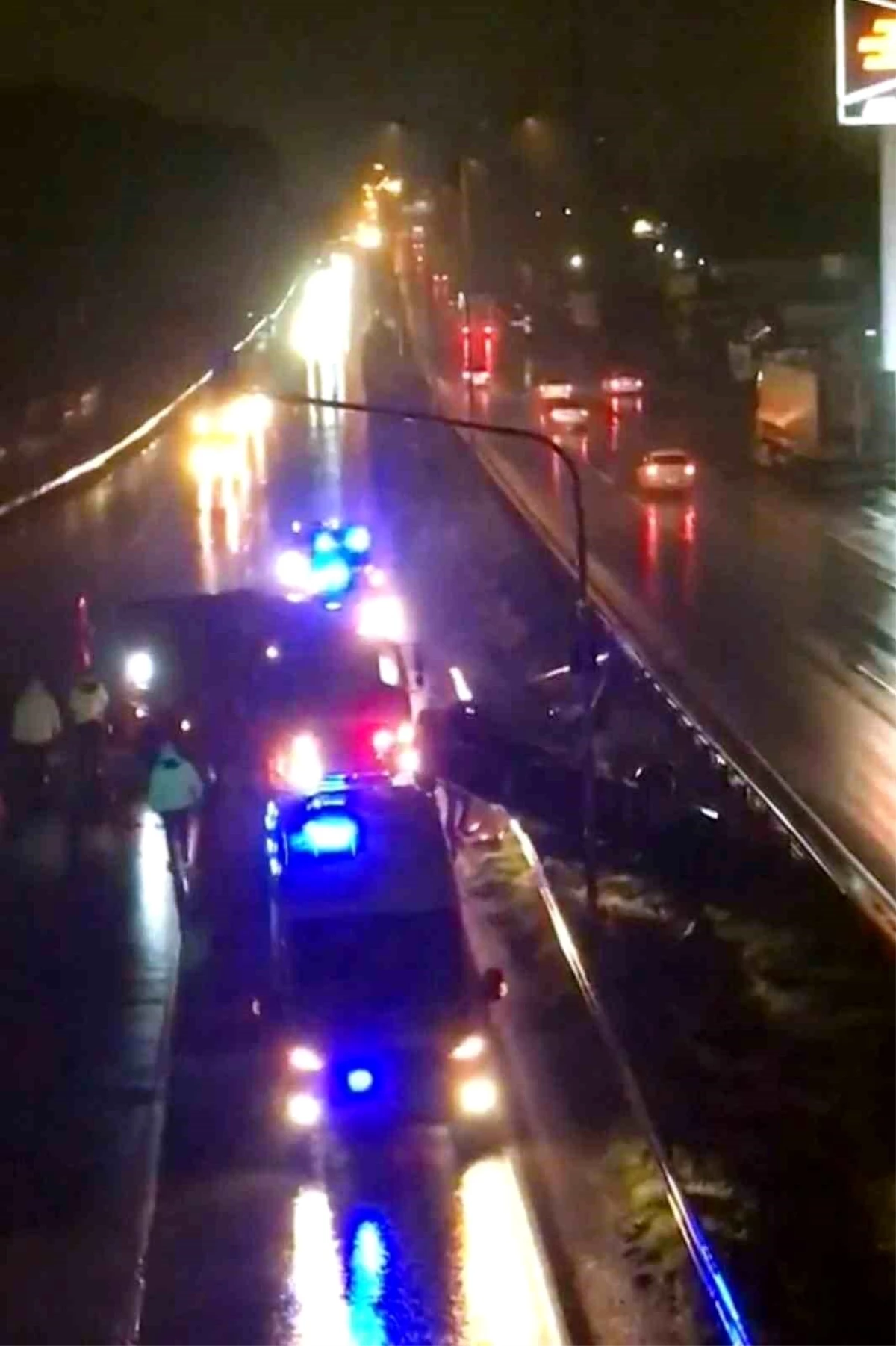 Serdivan\'da yağışın etkisiyle otomobil takla attı, sürücü yaralandı