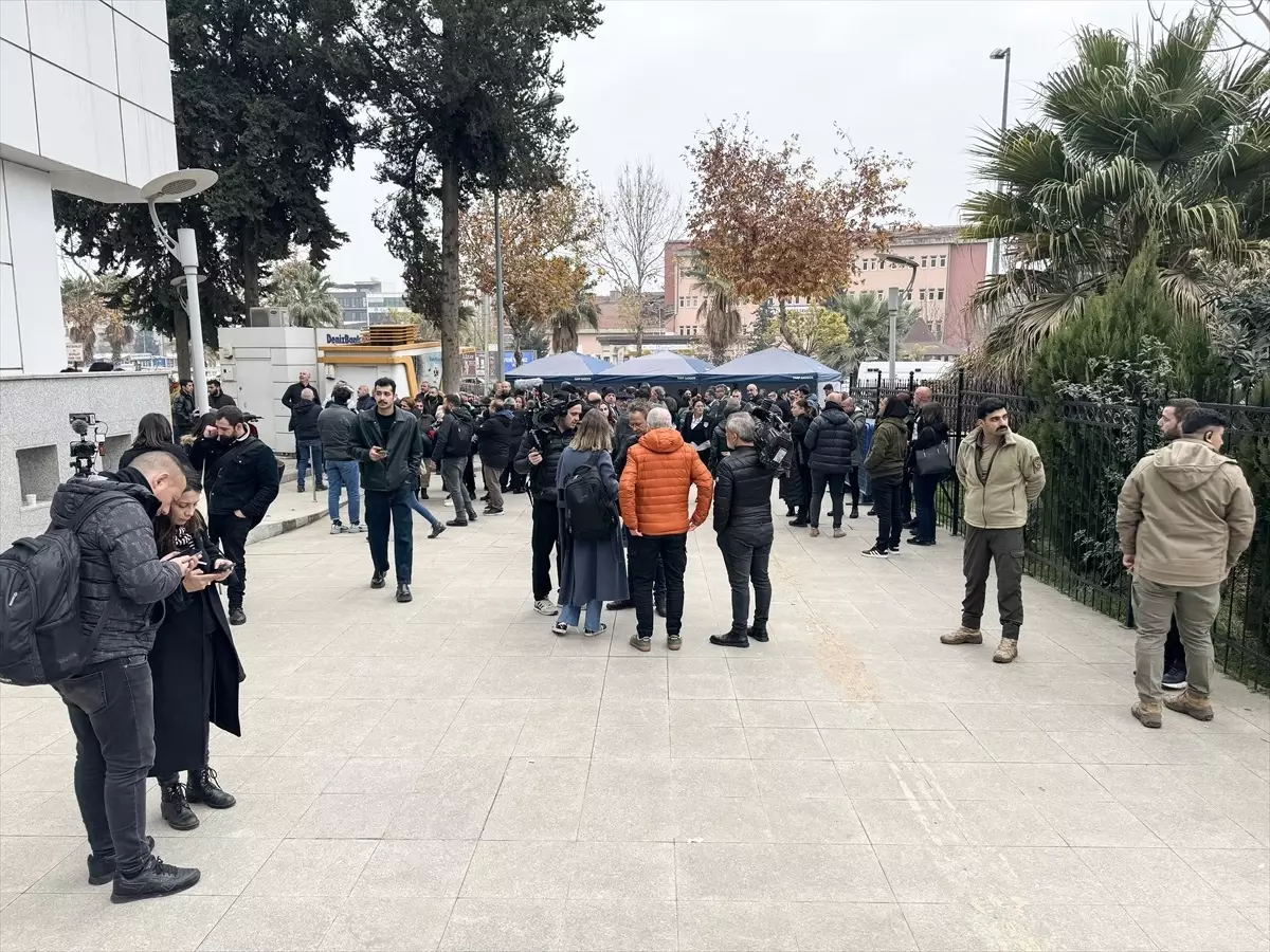 İsias Oteli Davası Başladı: 72 Kişinin Hayatını Kaybettiği Depremle İlgili 11 Sanık Yargılanıyor