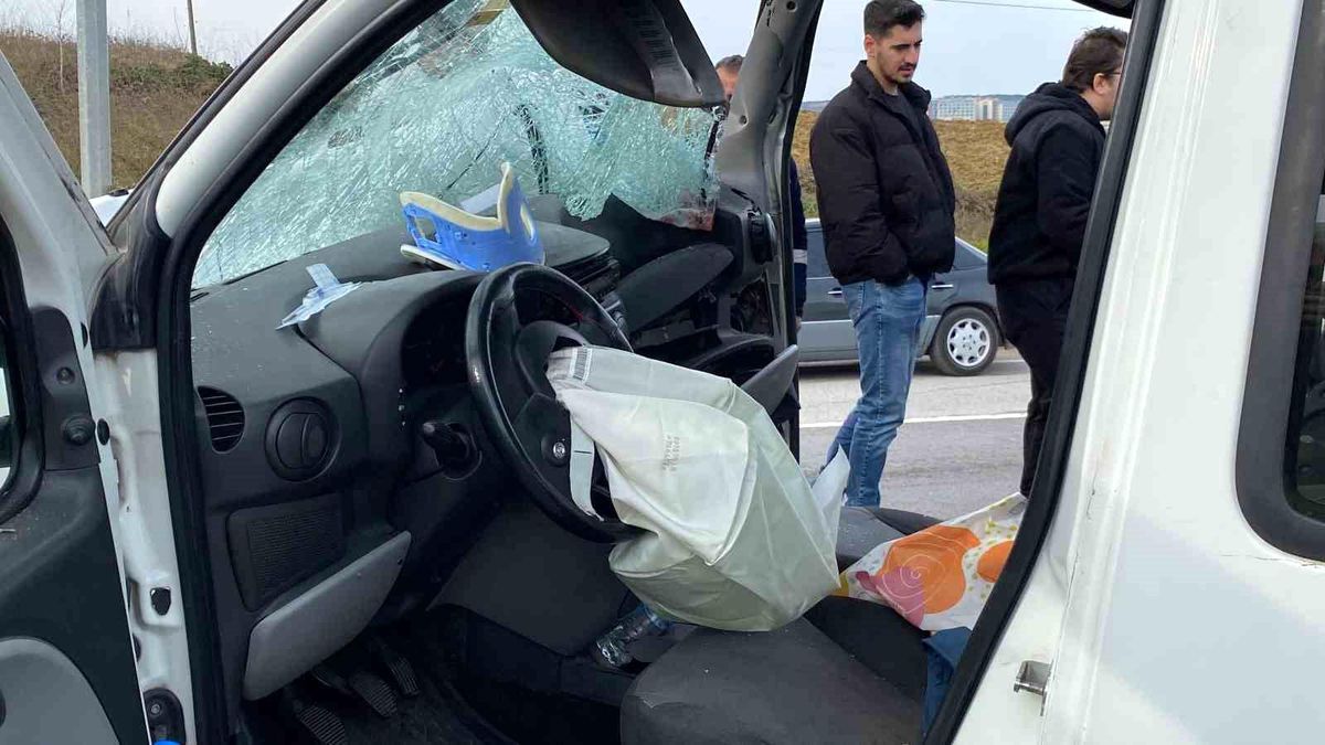 Kocaeli\'de Sürücü Fenalaştı, Araç EDS Direğine Çarptı