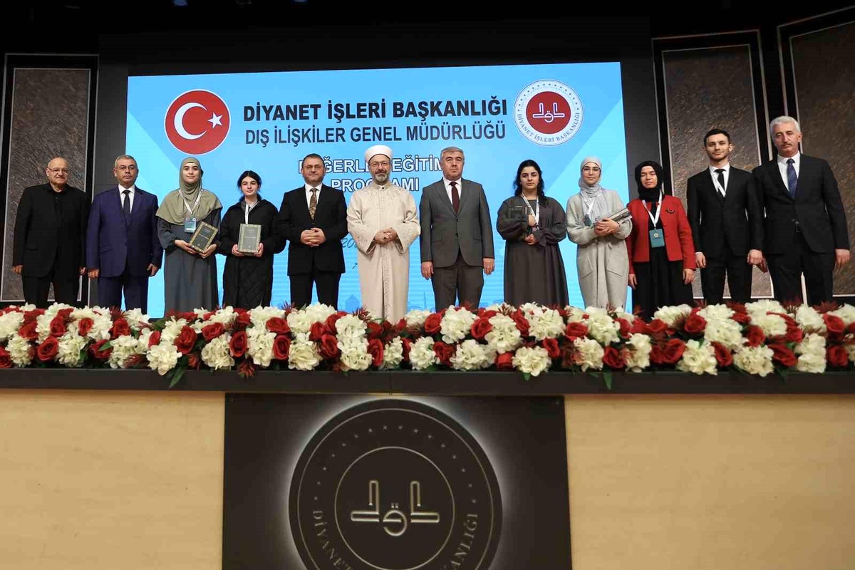 Diyanet İşleri Başkanı Ali Erbaş, Değerler Eğitimi Programı\'nda gençlerle bir araya geldi