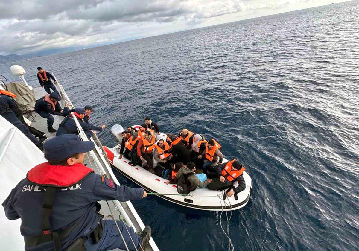 Marmaris\'te Lastik Bot Arızası Sonrası 25 Düzensiz Göçmen Kurtarıldı