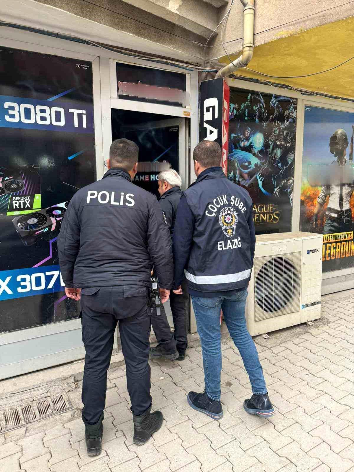 Elazığ\'da polis ekipleri tarafından internet kafeler denetlendi