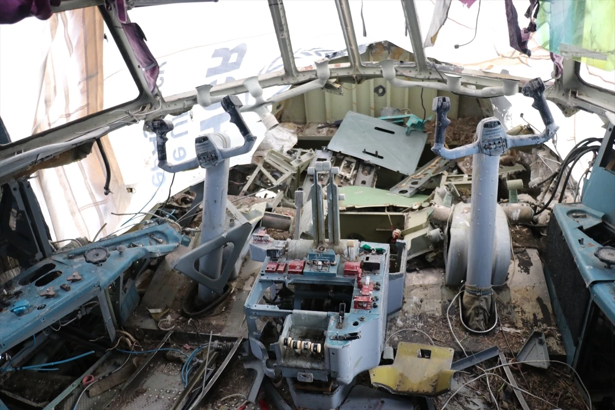 Van depremi sonrası kaza geçiren yardım uçağı parçalara ayrılarak taşındı