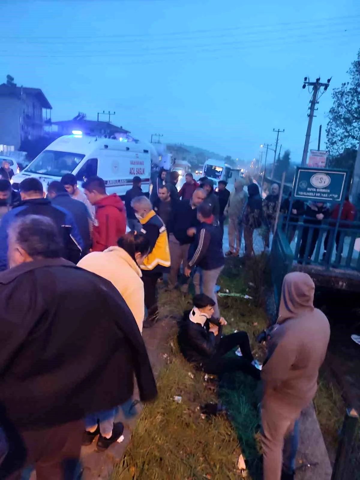 Fethiye\'de otomobil ile çarpışan motosikletler sulama kanalına düştü, 3 kişi yaralandı