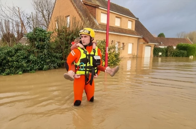 Fransa'nn kuzeyindeki 50 kasaba ve kenti sel vurdu