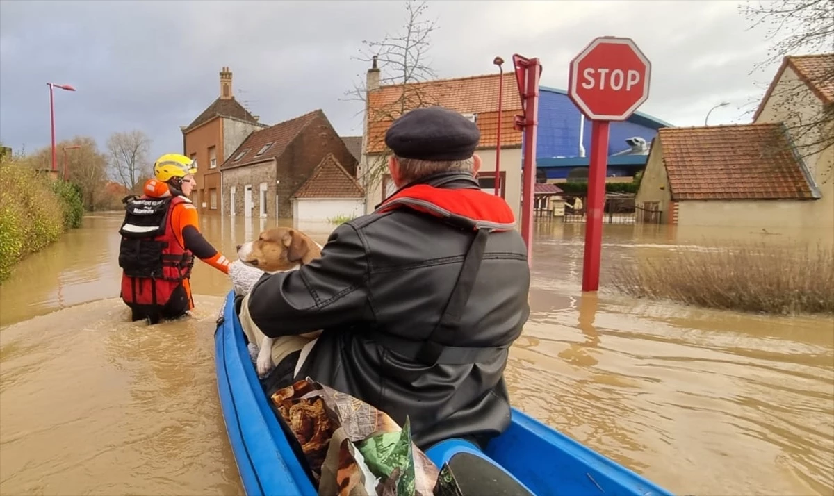 Fransa\'nın kuzeyindeki 50 kasaba ve kenti sel vurdu