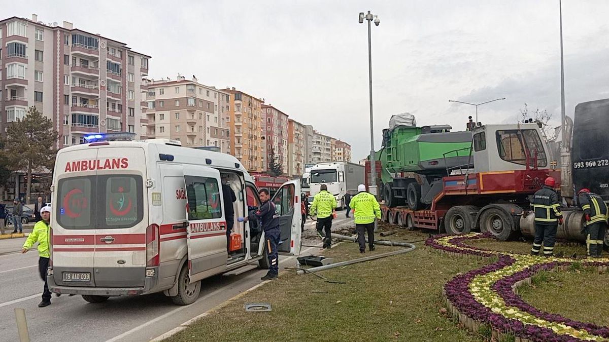 Çorum\'da frenleri tutmayan tır elektrik direklerine çarptı, 2 kişi yaralandı
