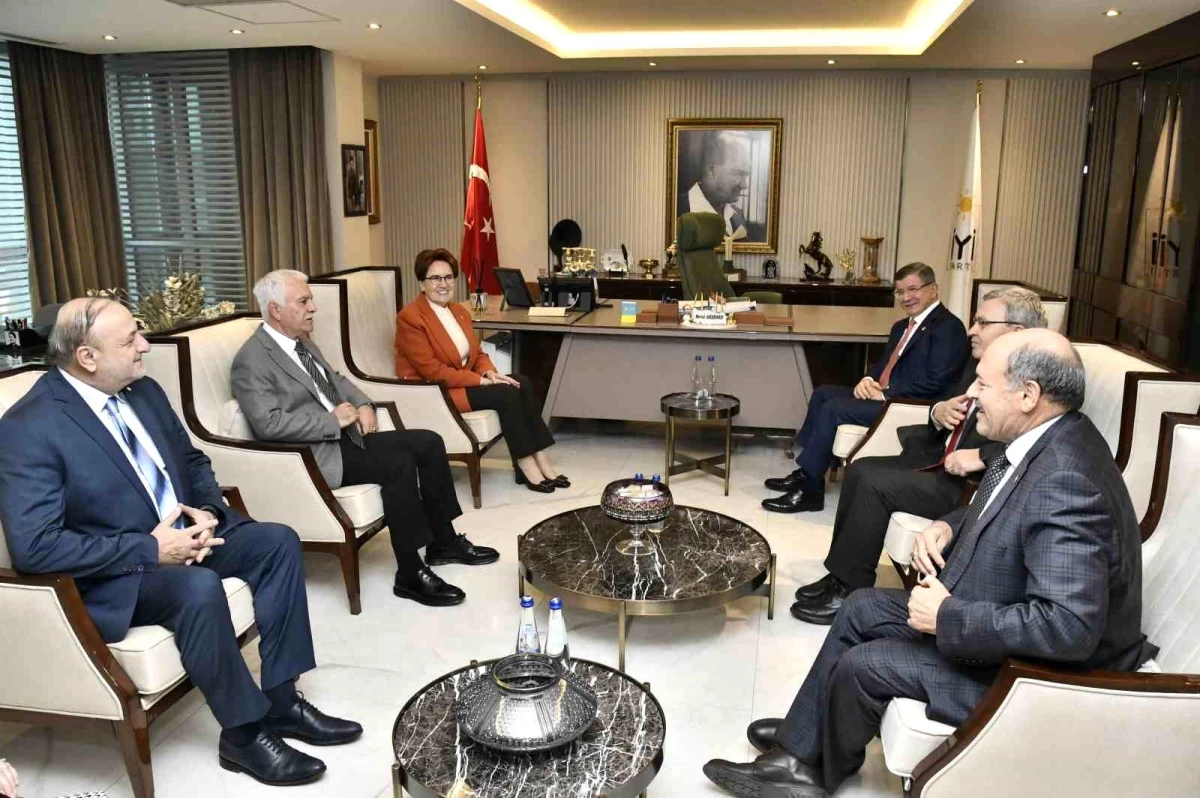 Ahmet Davutoğlu, Meral Akşener\'i ziyaret etti