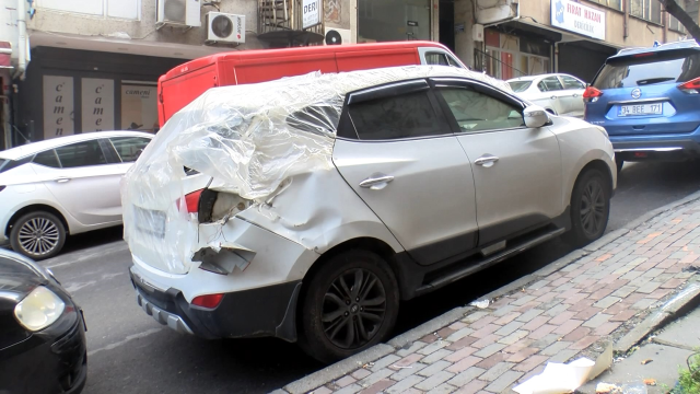 GÜNGÖREN'de Vinç Sepetiyle Malzeme İndiren İşçi Otomobilin Cam Tavanına Çarptı