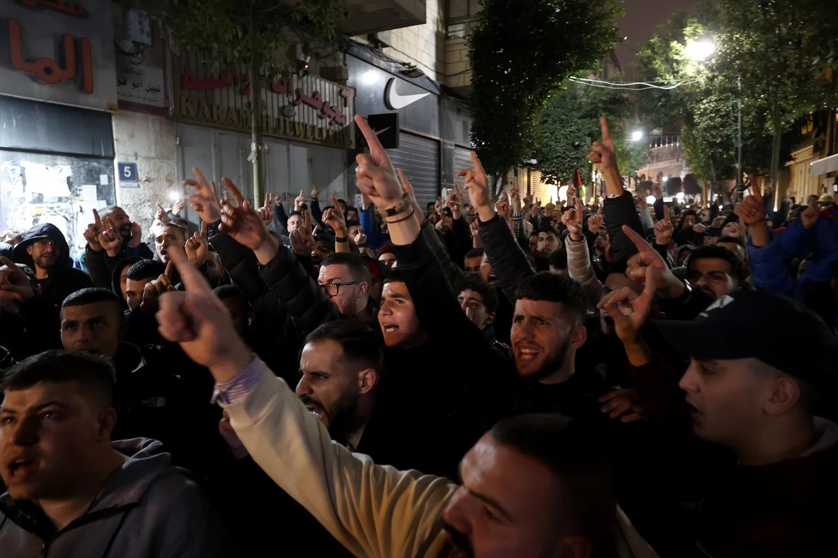 Hamas Lideri Salih el-Aruri\'nin Suikast Sonrası Batı Şeria\'da Gösteriler Düzenlendi