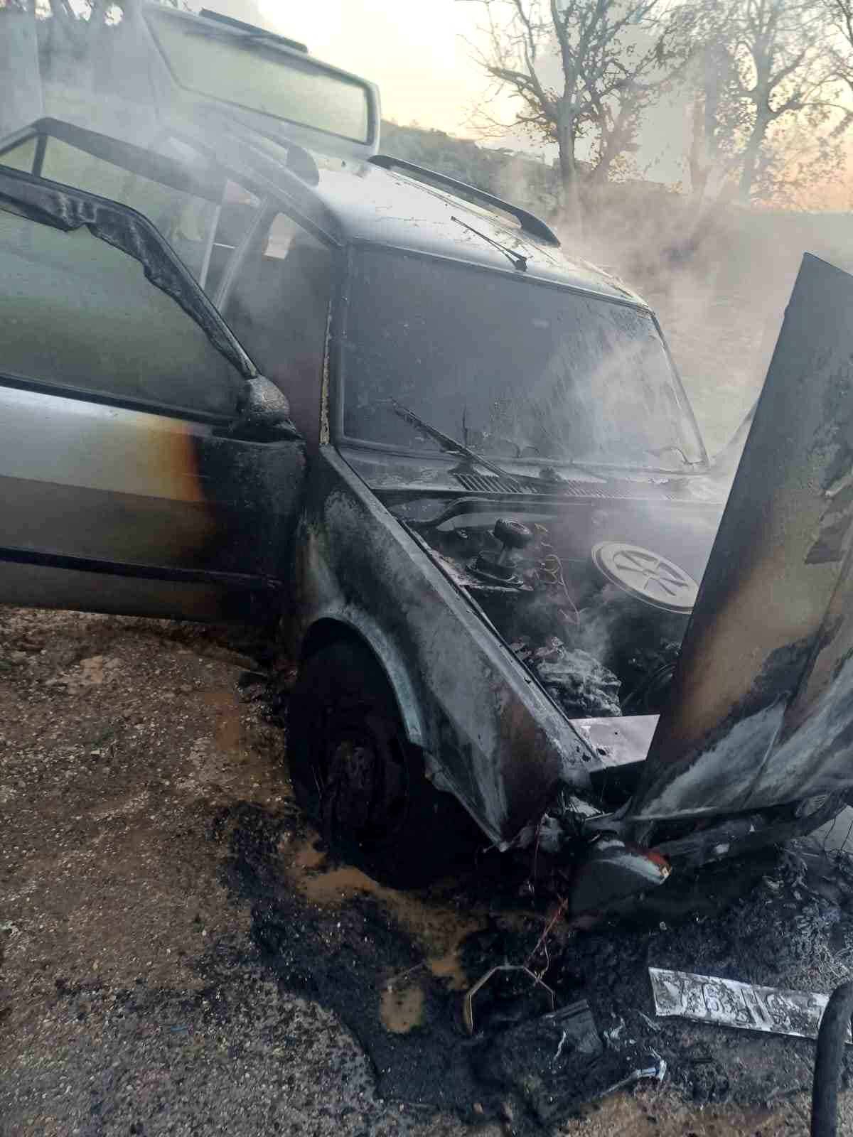 Hatay\'ın Hassa İlçesi\'nde Araçta Çıkan Yangın Söndürüldü