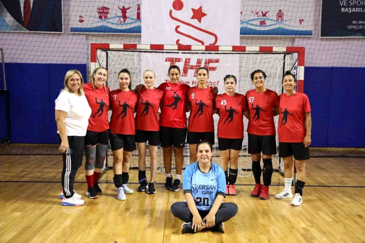 Aliağa Belediyesi Veteran Kadın Hentbol Takımı\'ndan 12 sporcuya milli takım daveti