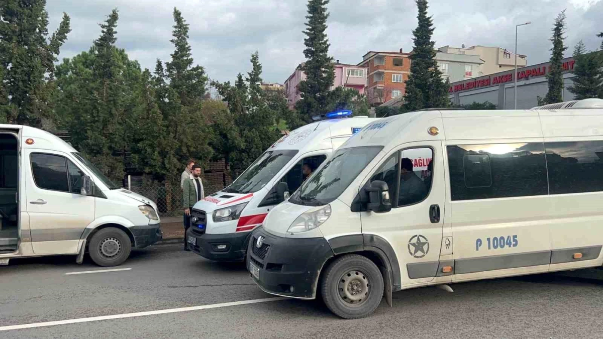 Çayırova\'da işçi servisi ile kamyonet çarpıştı: 3 yaralı