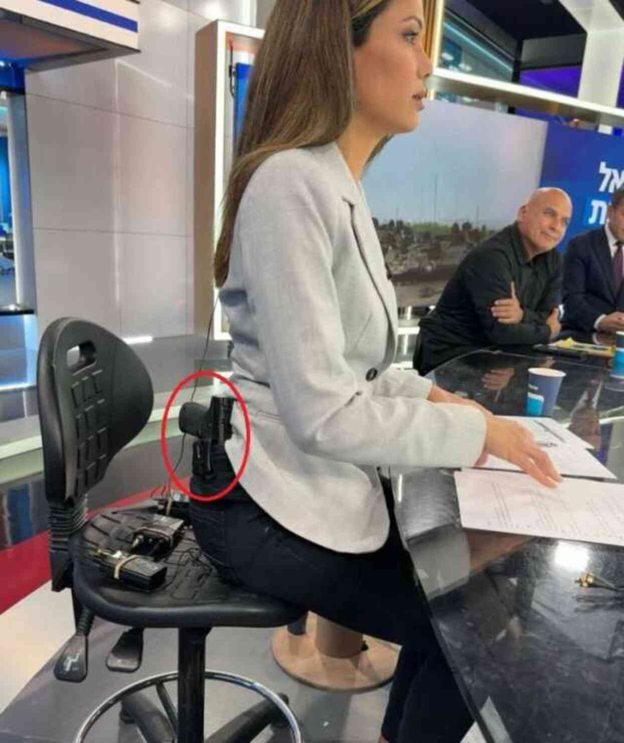İsrailli kadın sunucu belinde silahla canlı yayına çıkarak 'Silahlanın' çağrısı yaptı