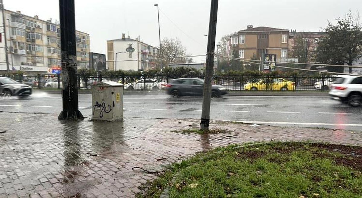 Kağıthane\'de motosikletli kurye fırtınada hayatını kaybetti