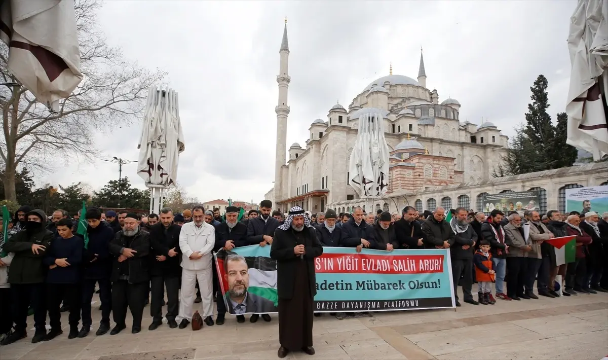 Hamas Siyasi Büro Başkan Yardımcısı Salih el-Aruri için Fatih Camisi\'nde gıyabi cenaze namazı kılındı