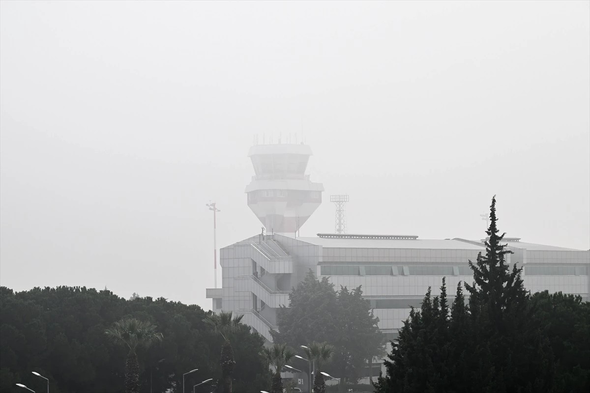 İzmir\'de sis nedeniyle uçak seferlerinde iptal ve gecikmeler yaşanıyor