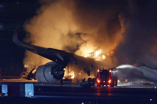 Japon yolcu uçağından tahliye görüntüleri