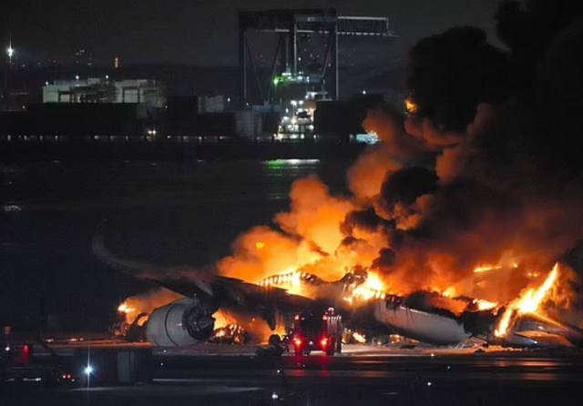Japon yolcu uçağından tahliye görüntüleri