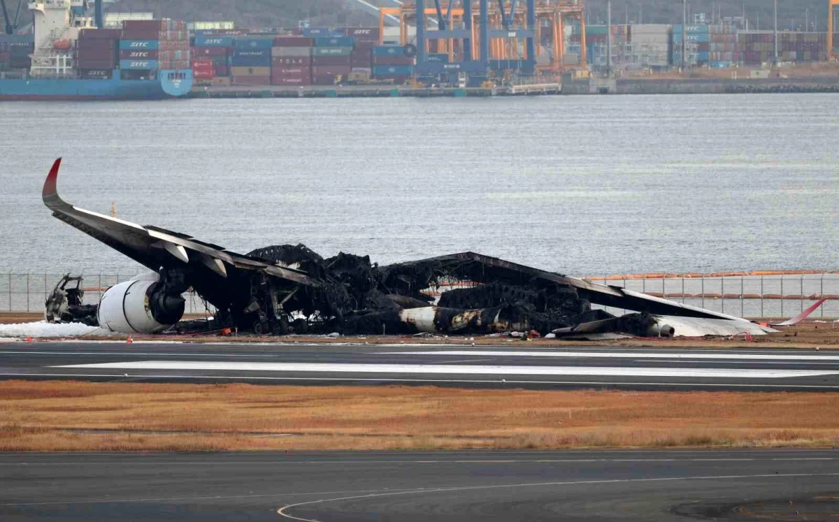 Japonya\'da Uçak Kazasında Mürettebatın Profesyonelliği ve Yolcuların Soğukkanlılığı Faciayı Önledi