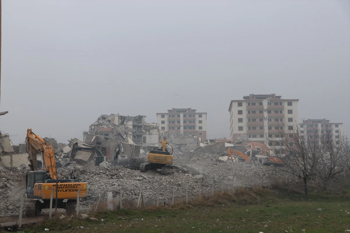Kahramanmaraş\'ta deprem sonrası ağır hasarlı binalar yıkılıyor