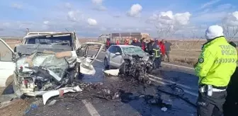 Niğde'de kamyonet ile çarpışan otomobilin sürücüsü hayatını kaybetti
