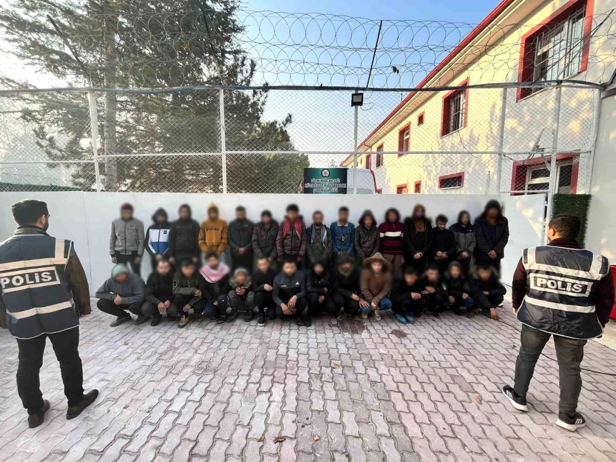 Konya\'da yurda yasa dışı yollardan giren 35 düzensiz göçmen yakalandı