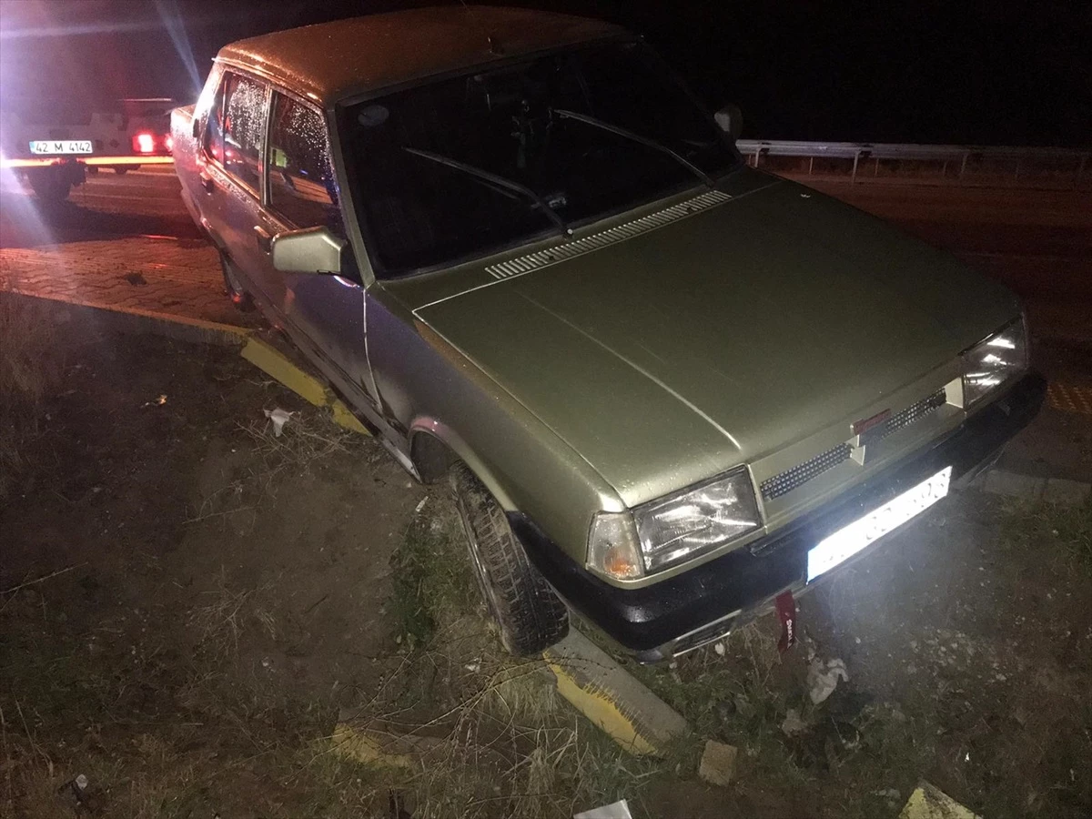 Konya\'nın Kulu ilçesinde refüje çarpan otomobilin sürücüsü yaralandı