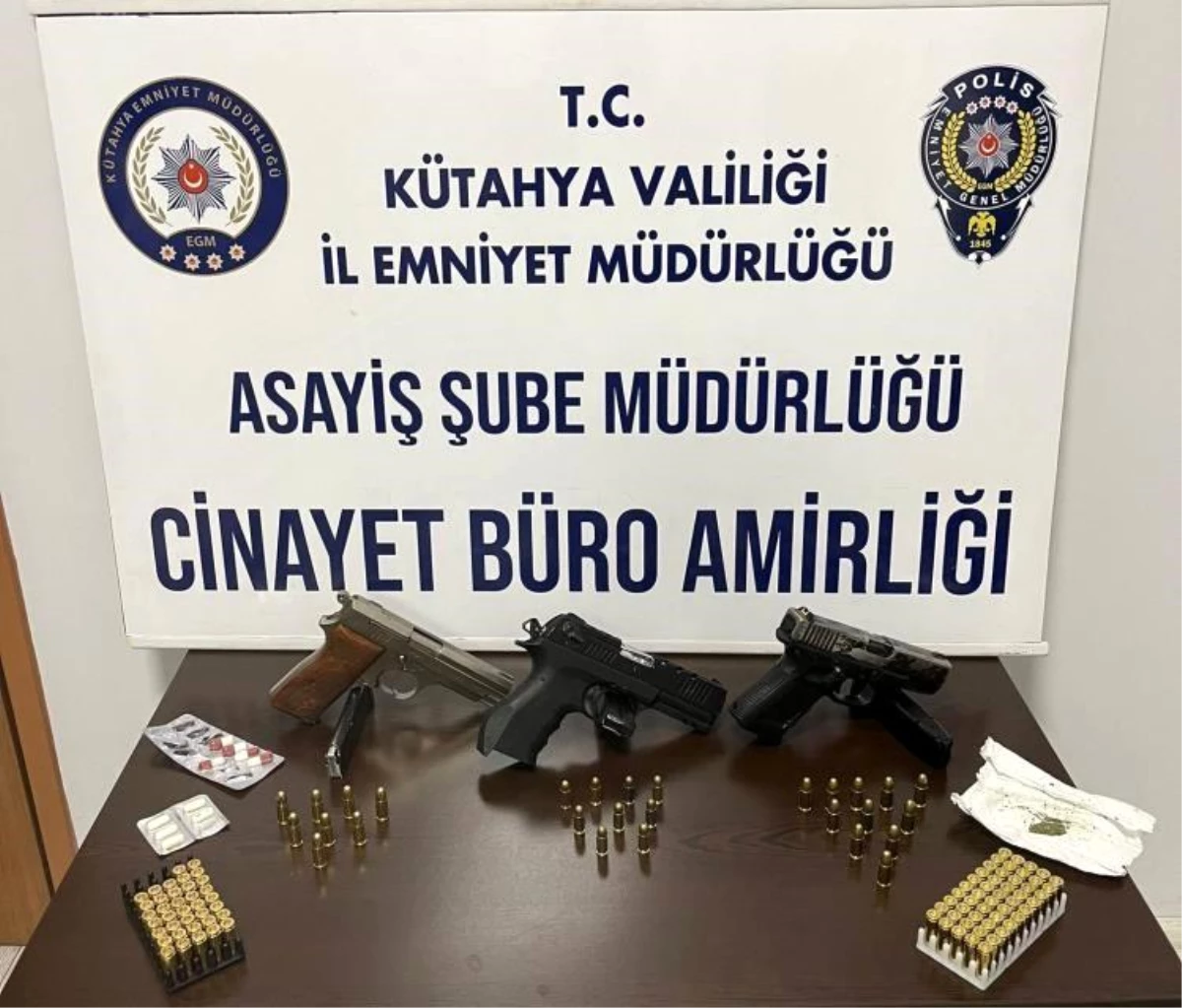 Kütahya\'da Polis Uygulamasında 3 Tabanca ve Uyuşturucu Ele Geçirildi