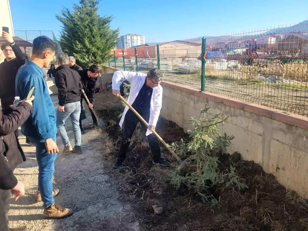 Çorum\'un Sungurlu İlçesi\'nde Fen Lisesi öğrencileri 12 şehit için 12 fidan dikti