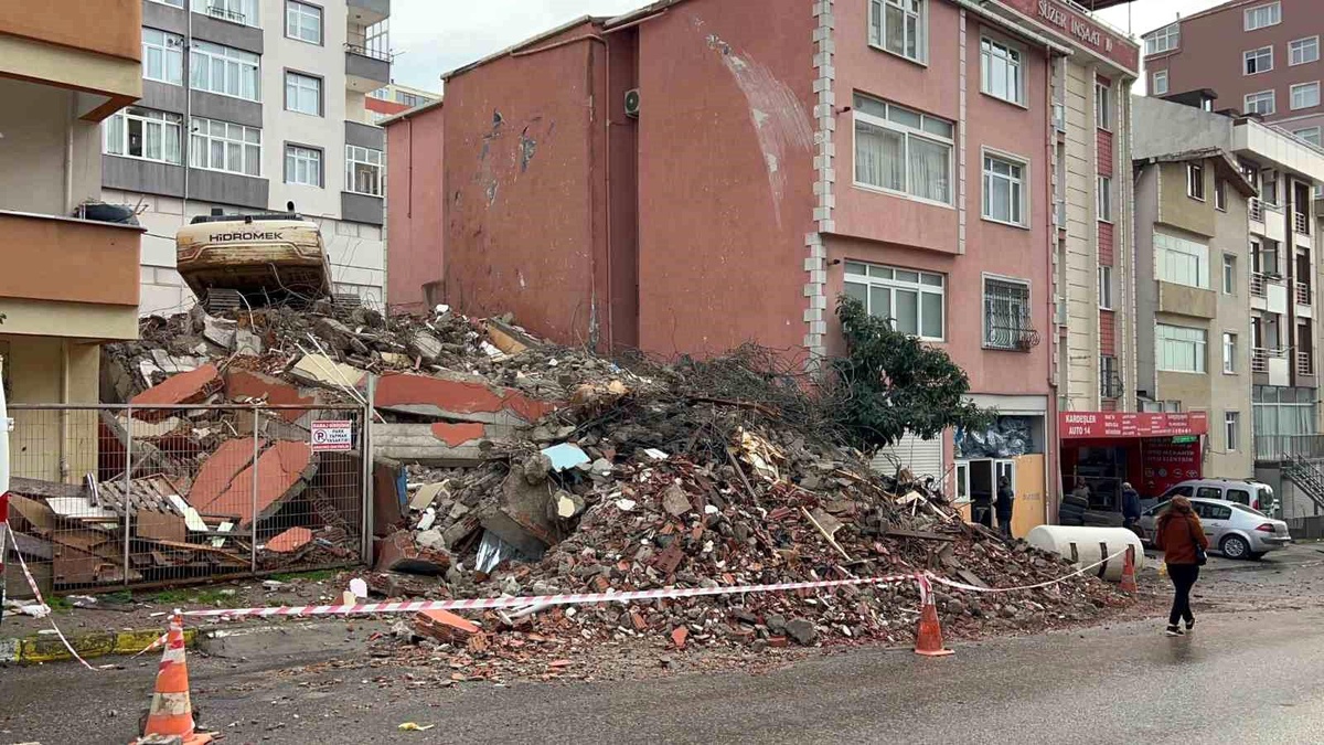 Maltepe\'de bir bina kontrollü yıkımı esnasında çöktü
