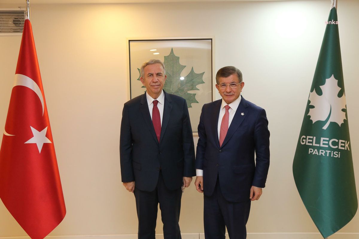Ahmet Davutoğlu, Mansur Yavaş\'ı Gelecek Partisi Genel Merkez\'inde kabul etti