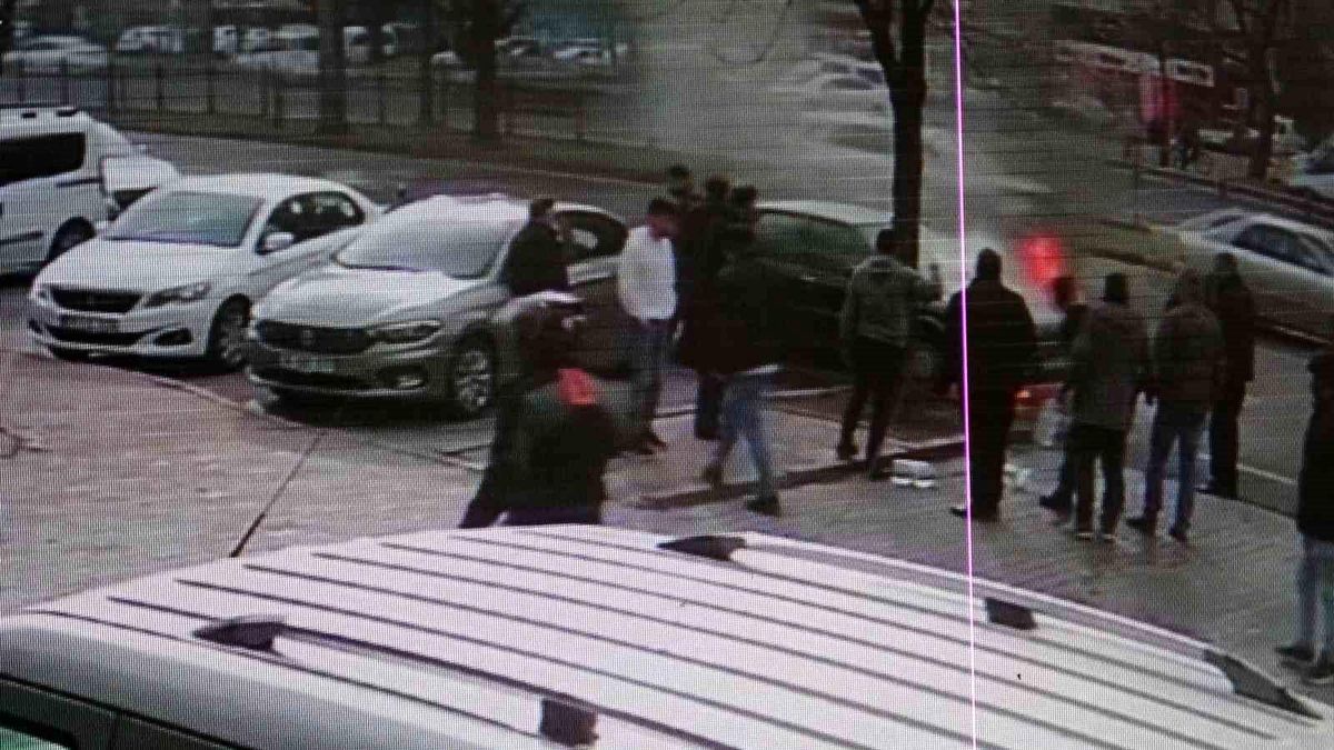 Kayseri\'de Otomobil Alev Aldı, Vatandaşlar Yangını Söndürmek İçin Seferber Oldu
