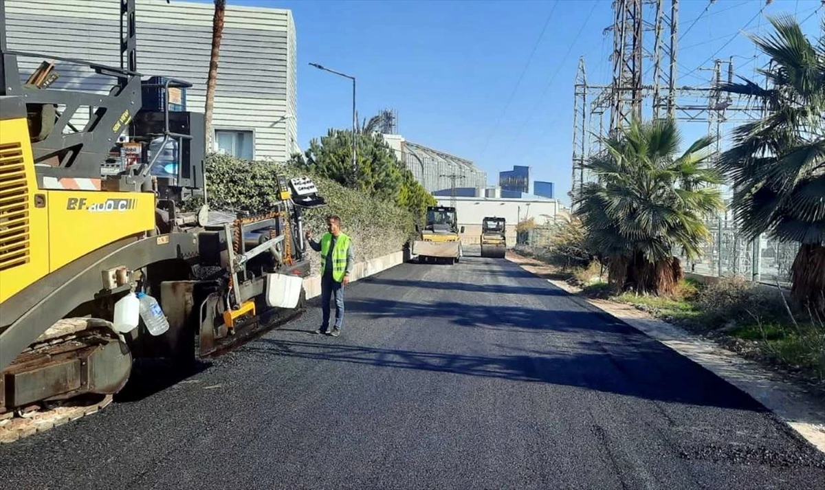 Mersin Akdeniz ilçesinde 11 mahallede yol bakım ve asfalt çalışması gerçekleştirildi